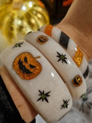 Halloweenské náramky Splendette si mě úplně získaly! 🖤 Tolik třpytu, detailů a dokonalé vintage atmosféry – přesně tak,...