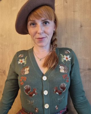 🍂 Tento svetrík si zamilujete na první obléknutí! 💚 Patří mezi vaše nejoblíbenější kousky — a vůbec se nedivím. Je to...