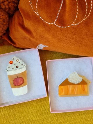 Podzim = sezóna dýní 🎃 Ať už patříte do týmu dýňového koláče 🥧 nebo dýňového latté ☕, jedno je jisté – obojí k tomuto...