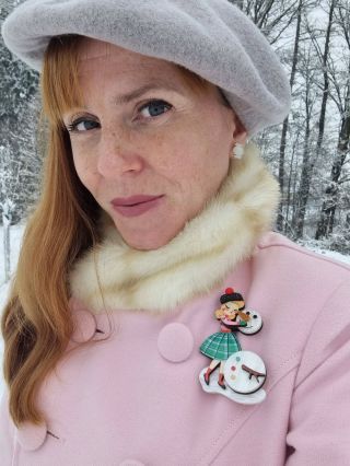 ✨ Napadl u nás první sníh… a to znamená jediné: je čas na sněhuláky! ❄️⛄ A tahle kouzelná zimní brož od Laliblue vystihuje...