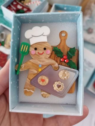 Máte už napečené cukroví? 🍪✨️ Já to letos ješté nestihla... ale perníčky u nás nechybí ❤️ Tyhle jsou na šaty, svetr nebo...